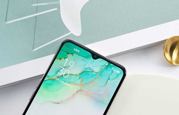 Camera selfie được đặt trong notch nhỏ trên màn hình.