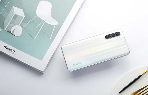 Reno3 dày 7.96mm và nặng 181 gram. Màn hình cho tỷ lệ khung hình 20:9.