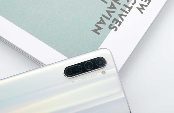 Cận cảnh cụm camera sau của OPPO Reno3.