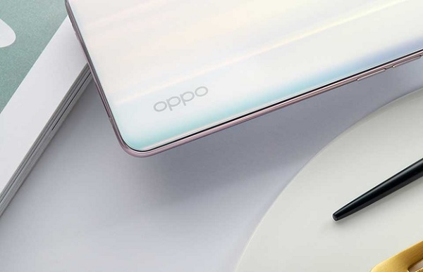 Logo “OPPO” vẫn được đặt ở vị trí cũ.