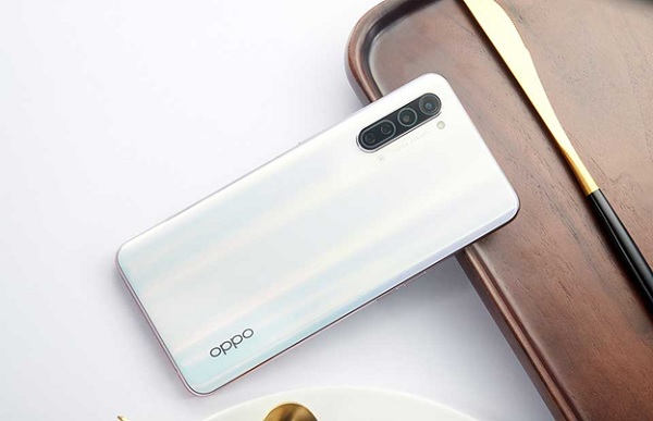 Reno3 có 4 màu sắc cho người dùng lựa chọn gồm: White, Sunrise, Black và Starry Night Blue. Mặt sau được phủ 1 lớp sơn theo xu hướng chuyển màu gradient. Màu sắc thay đổi khi nhìn ở các góc độ khác nhau.