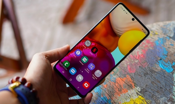 Galaxy A71 đẹp lung linh khi cầm trên tay