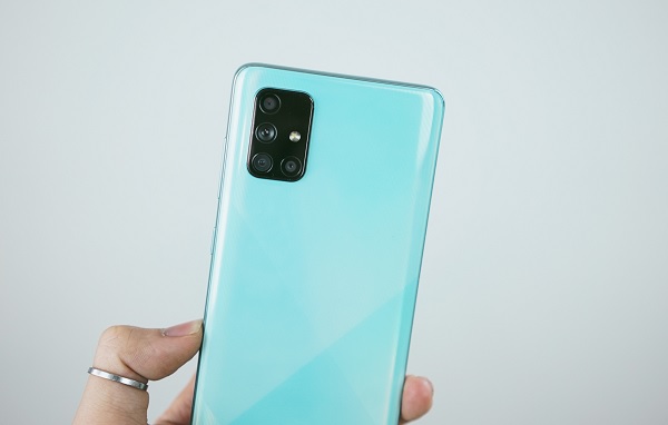 Nổi bật trên mặt sau của máy là cụm camera siêu to hình chữ nhật với 4 cảm biến được xếp theo hình chữ L