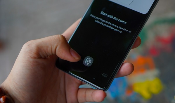 Galaxy A71 được trang bị cảm biến vân tay dưới màn hình. Tuy nhiên, khi tay có mồ hôi hoặc nước việc mở khóa màn hình sẽ khó khăn hơn