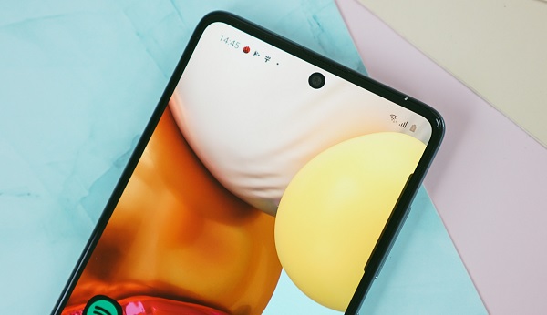 Điểm cộng lớn nhất của Galaxy A71 chính là hệ thống camera cực chất với độ phân giải siêu cao. Không chỉ camera sau mà camera trước cũng được trang bị con số ấn tượng