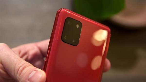 Cụm camera được bố trí trong khung hình vuông