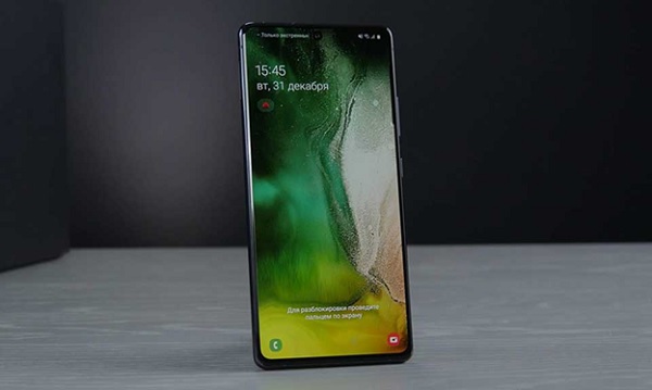 Mặt trước của Galaxy S10 Lite khá giống với Note 10 nhưng lại sử dụng thiết kế phẳng như Galaxy S10e