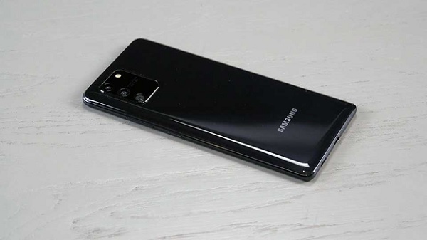 Mặt sau S10 Lite là cụm camera siêu to, siêu khổng lồ giống các mẫu Galaxy A vừa được ra mắt. Không còn là dải camera dài, thon gọn như trên Galaxy S10 series mà thay vào đó là cụm camera hình chữ nhật