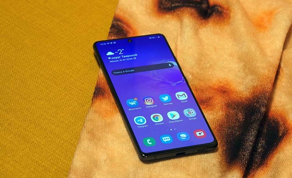 Hai cạnh viền Galaxy S10 Lite đều rất mỏng