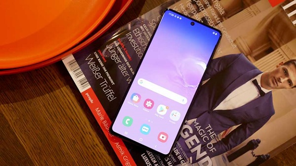 Galaxy S10 Lite chạy hệ điều hành Android 10, giao diện One UI 2.0. Các tính năng được cài đặt sẵn gồm: AR Emoji, Samsung Pay, Bixby,...