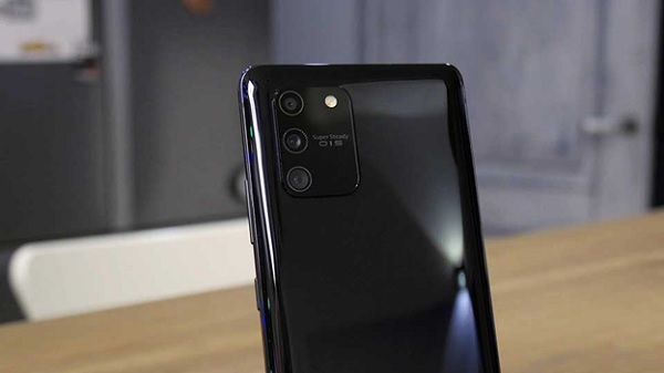 Cụm 3 camera phía sau là điểm nhấn quan trọng của S10 Lite. Máy được trang bị công nghệ chống rung Super Steady OIS và 3 cảm biến gồm: cảm biến chính 48MP, cảm biến góc siêu rộng 12MP và cảm biến macro 5MP. Phía trước đi kèm camera có độ phân giải khủng 32MP