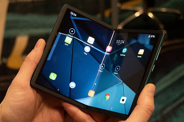 Trên tay điện thoại có thể gập của TCL: có vẻ như thiết kế này khá giống với Motorola Razr 2019 với bản lề đặc biệt