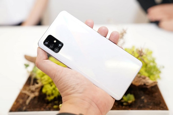 Samsung Galaxy A51 giá 7.990.000 đồng, 3 phiên bản màu Xanh dương, Đen và Trắng