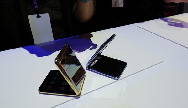 Galaxy Z Flip tại buổi ra mắt có thêm 2 phiên bản màu Vàng và Tím nhắm đến chị em phụ nữ