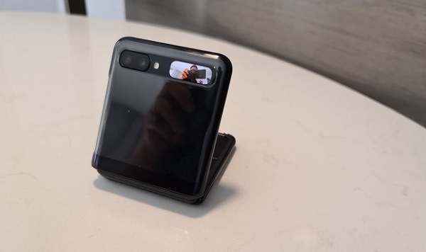 Tuy nhiên, nó cũng có thể hiện thị giao diện camera khi người dùng chụp ảnh bằng camera sau