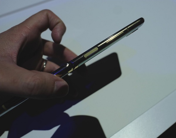 Cảm biến vân tay được đặt tại nút nguồn của máy