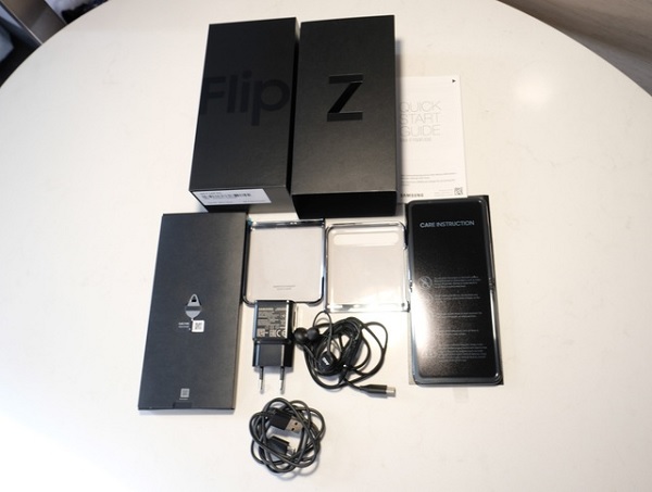 Các phụ kiện đi kèm máy gồm: tai nghe, củ sạc, dây kết nối, que chọc sim, ốp lưng, sách hướng dẫn