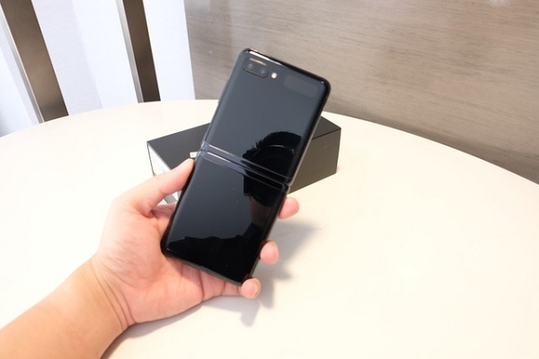 Mặt lưng Galaxy Z Flip được làm từ kính cường lực khá bóng bẩy