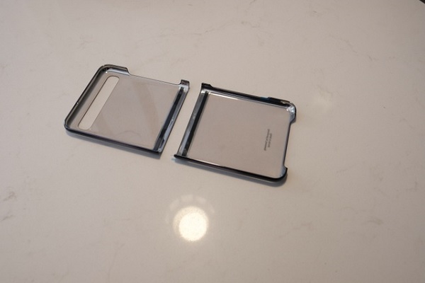 Hai phần ốp lưng đi kèm máy