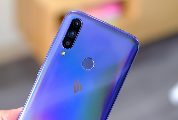 Mặt sau nổi bật với cụm camera và cảm biến vân tay