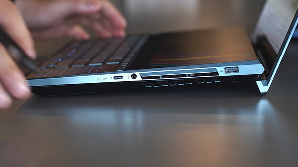 Asus ZenBook Duo sở hữu phần bản lề rất thông minh