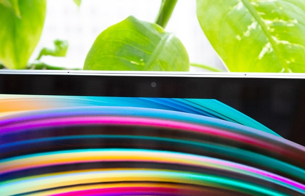 Asus ZenBook Duo được hỗ trợ tính năng mở khóa bằng nhận diện khuôn mặt, hoạt động tốt ngay cả trong bóng tối