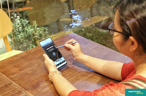 Galaxy Note 10 Lite kế thừa thiết kế màn hình Infinity-O sang trọng, các tính năng điều khiển từ xa thú vị từ bút S Pen, bên cạnh cấu hình mạnh mẽ, camera chụp ảnh đẹp, thời lượng pin dài... mang đến trải nghiệm người dùng tốt nhất trong phân khúc giá bán