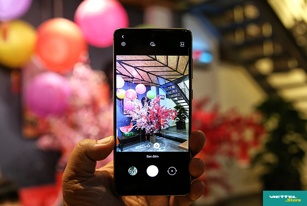 Galaxy Note 10 Lite có chế độ Ban đêm giúp ảnh chụp buổi tối tại các quán cà phê, nhà hàng đẹp hơn