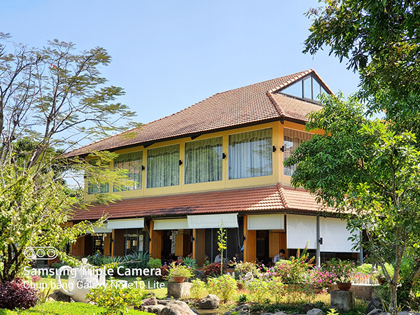 Nếu muốn chụp chụp cận cảnh ngôi nhà, người dùng chỉ cần chuyển đổi qua camera tele trên Galaxy Note 10 Lite sẽ thấy rõ khách hàng đang ngồi thưởng thức cà phê và thức uống khác