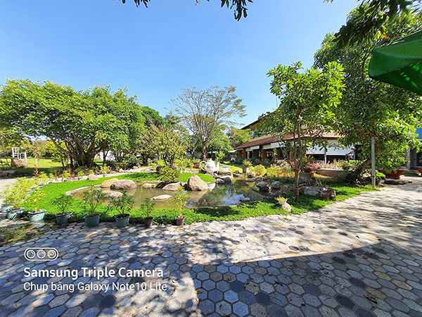 Galaxy Note 10 Lite cũng trang bị thêm camera góc siêu rộng lên đến 123 độ giúp chụp được cảnh vật tổng quan hơn, thấy rõ nhà, hồ nước và hàng cây