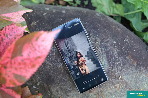 Sau khi chụp ảnh trong chế độ Live Focus (Lấy nét động), Galaxy Note10 Lite cho phép người dùng tùy chỉnh hiệu ứng Điểm màu để làm cho bức ảnh chân dung thêm ấn tượng