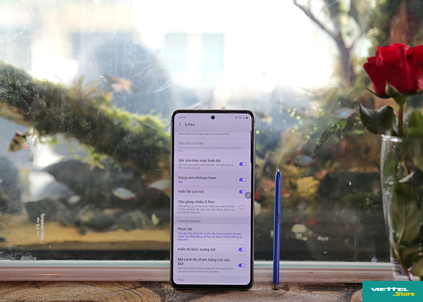 Galaxy Note 10 Lite nổi bật với bút S Pen với thiết kế cùng tính năng và trải nghiệm sáng tạo nội dung đều tương tự mẫu flagship Note 10+