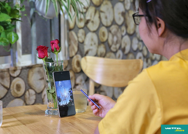 Nhờ S Pen có tính năng điều khiển từ xa, người dùng dễ dàng trình chiếu slide thuyết trình hoặc ảnh chụp trực tiếp trên màn hình Galaxy Note 10 Lite hoặc TV/máy chiếu