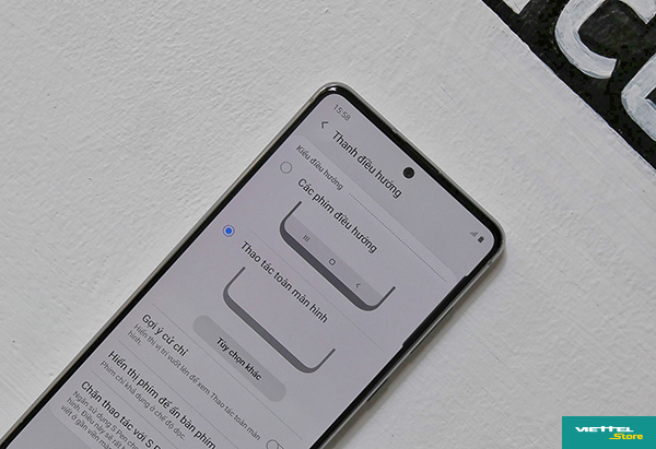 Galaxy Note 10 Lite có tính năng Thao tác toàn màn hình giúp ẩn 3 phím điều hướng, mang lại trải nghiệm tốt hơn