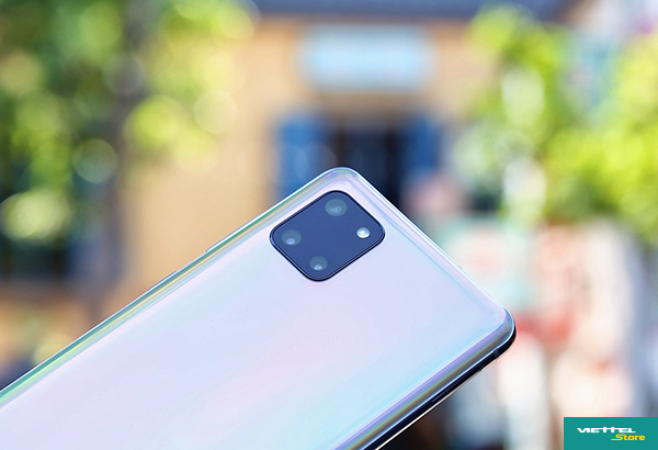Galaxy Note 10 Lite trang bị cụm camera sau không bị lồi so với mặt lưng, gắn thêm ốp lưng đi kèm bên trong hộp sản phẩm sẽ bảo vệ máy tốt hơn