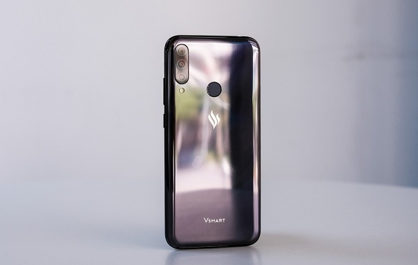 Mặt lưng Vsmart Joy 3 có thiết kế hiệu ứng chuyển màu 