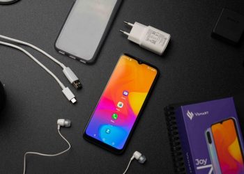 Joy 3 được hỗ trợ sạc nhanh Quick Charge 3.0 18W, sử dụng cổng kết nối USB Type C.