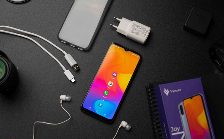 Joy 3 được hỗ trợ sạc nhanh Quick Charge 3.0 18W, sử dụng cổng kết nối USB Type C.