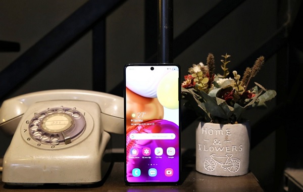 Galaxy A71 đẹp lung linh