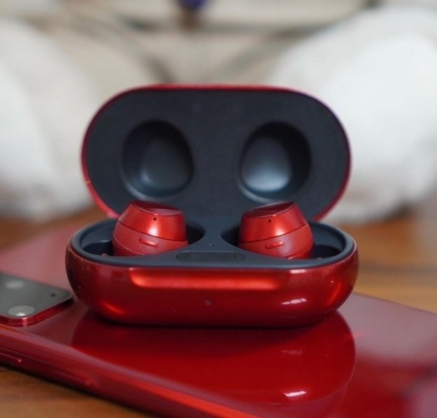 Tai nghe Galaxy Buds + đi kèm với Galaxy S20+ màu đỏ