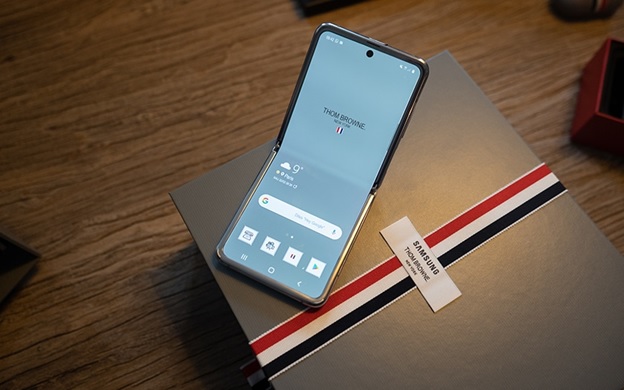 Mãn nhãn với hình ảnh Galaxy Z Flip Thom Browne