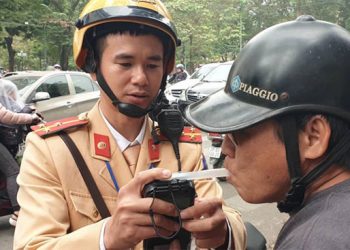 Thổi nồng độ cồn là nỗi ám ảnh của nhiều người lái xe sau khi uống rượu bia.