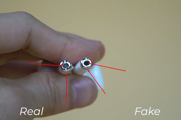 Tương tự màng chắn bụi phần mic của tai nghe cũng sẽ có những điểm khác nhau. Hàng chính hàng màng được đặt sâu vào trong và đường phân chia chân sạc có màu trắng rõ và đều nhau.