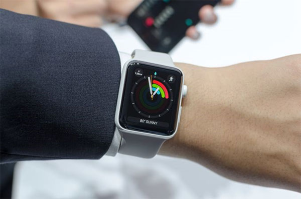 Thử cắm sang ổ điện khác để kiểm tra nguồn điện đầu vào khi Apple Watch lỗi không nhận sạc