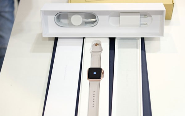 Apple Watch không tiếp nhận cáp sạc lightning do hỏng khu vực tiếp xúc