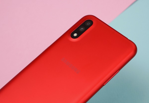 Samsung Galaxy A01 không tích hợp cảm biến vân tay ở mặt lưng, nhìn có vẻ thiếu nhưng khá liền mạch và đẹp mắt