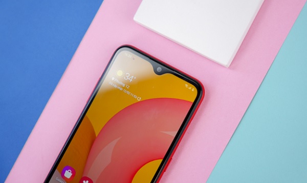 Camera selfie 5MP, nằm trong notch “giọt nước”, tích hợp công nghệ đột phá mở khóa bằng khuôn mặt