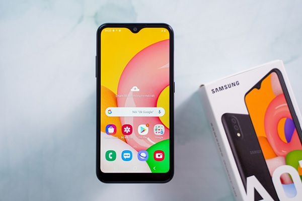 Điểm “ưu ái” hơn ở Galaxy A01 so với những chiếc smartphone giá rẻ khác chính là con chip Snapdragon 439, kết hợp RAM 2GB, bộ nhớ 16GB