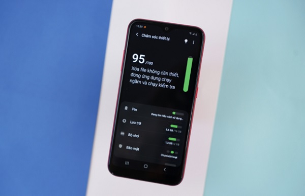 Khuyết điểm ở Galaxy A01 là dung lượng pin khá nhỏ, chỉ 3.000 mAh đủ dùng trong một ngày. Nhưng với những người dùng cường độ cao thì khó lòng đáp ứng được