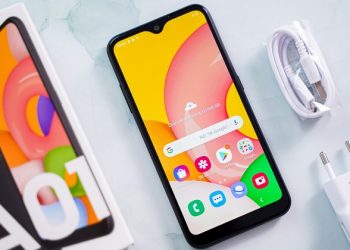 Mở hộp Galaxy A01 và cảm nhận độ “xịn sò” của smartphone giá 2,8 triệu